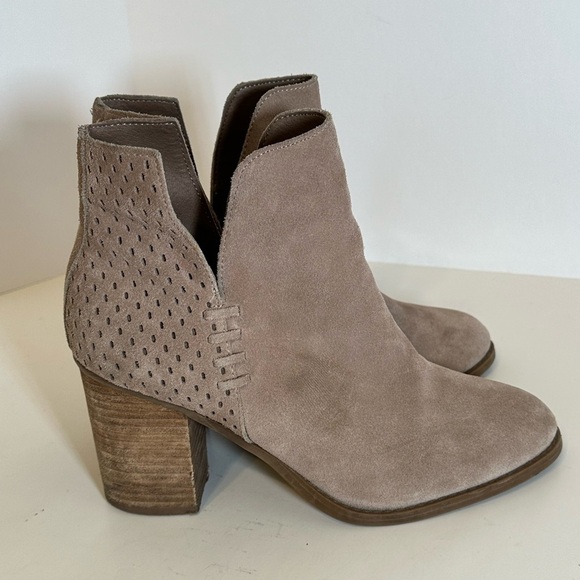 Steve Madden Taupe Suede Leather Chunky Stacked Heel Open Side Booties Sz 8 - Picture 2 of 8